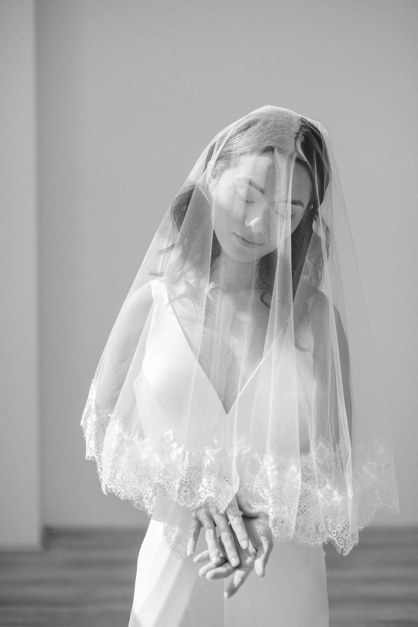 Lace circle drop bridal veil Tessa Kim