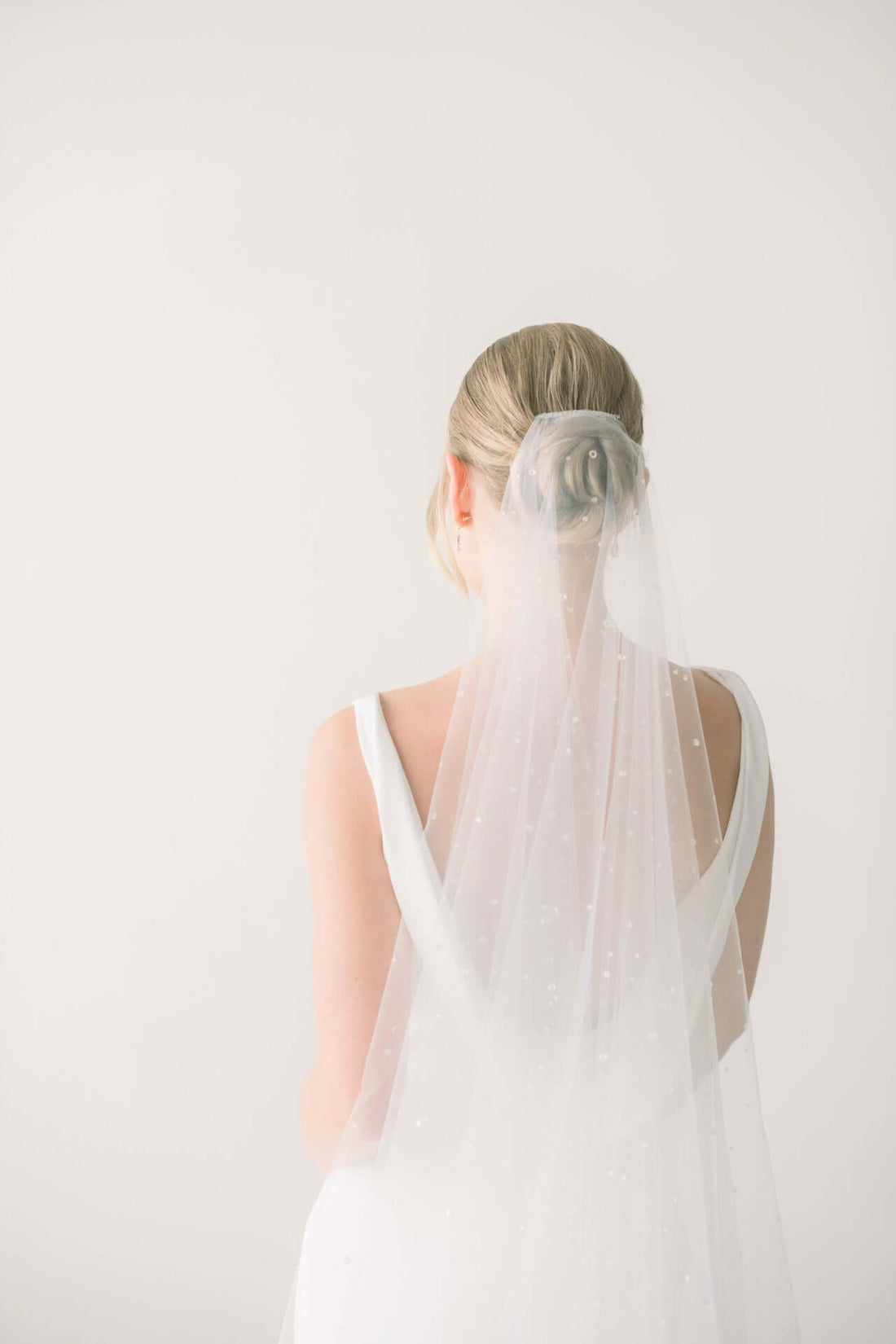 Does wedding veil go above or below bun?