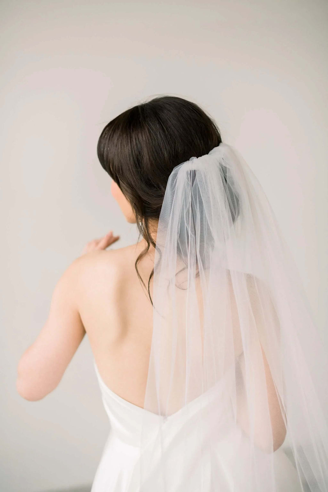 How to place the comb of your wedding veil Tessa Kim