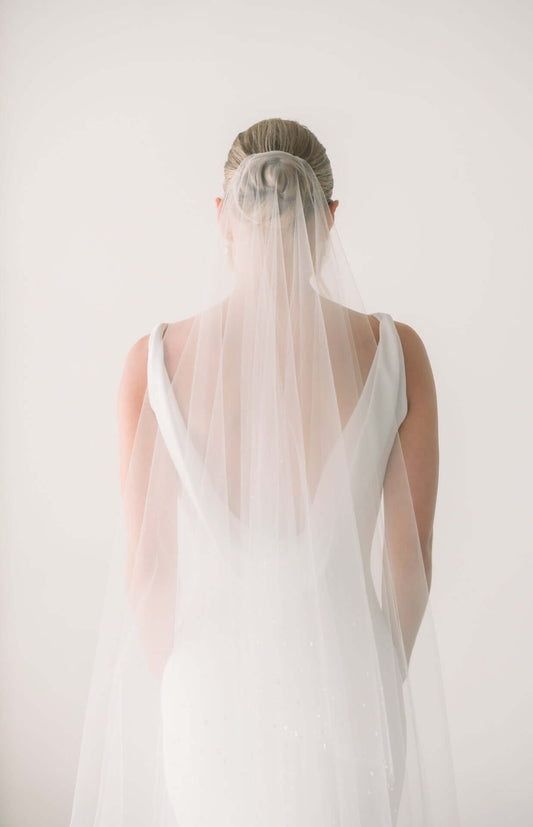 What is the correct way to wear a veil?