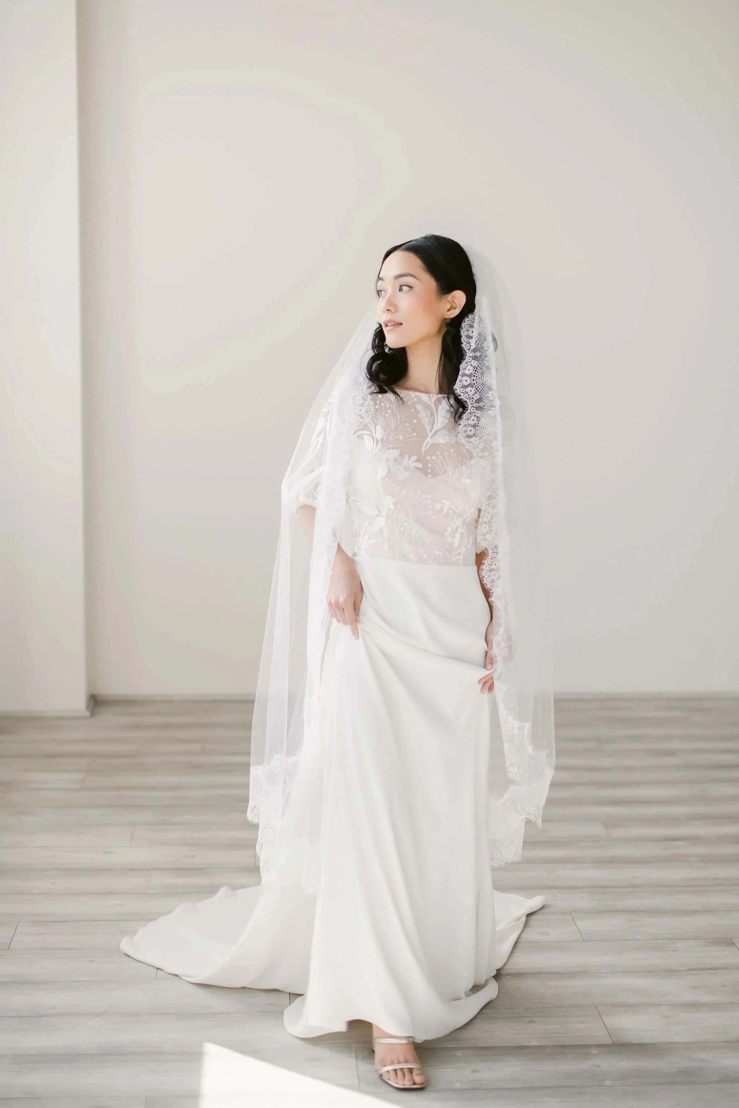 Lace edge bridal veil Tessa Kim